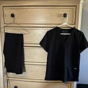 Figs Black Scrub Set